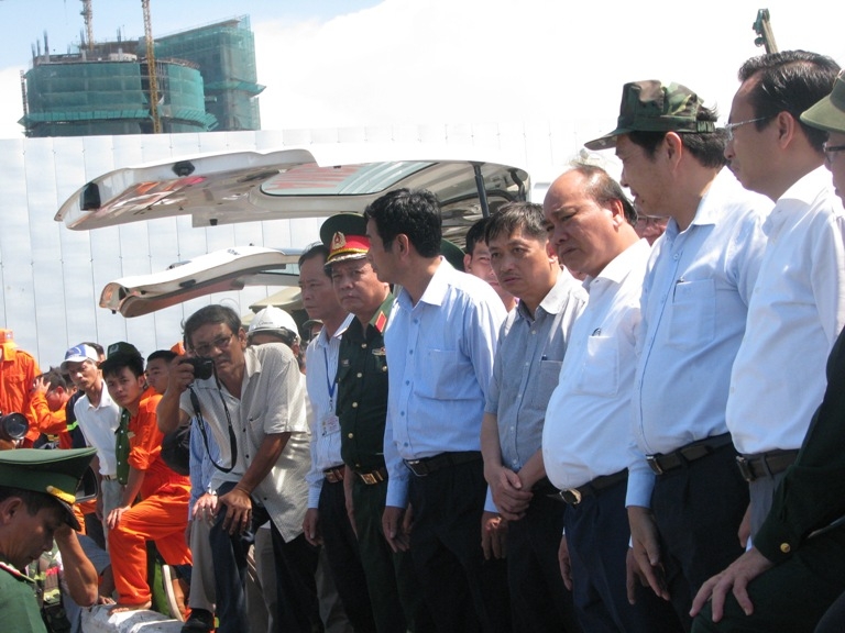 Thủ tướng Nguyễn Xuân Phúc trực tiếp đến hiện trường vụ lật tàu chở du khách trên sông Hàn gặp nạn tại Đà Nẵng