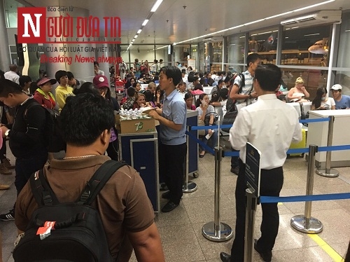 'Bát nháo' sân bay Đà Nẵng, hành khách ùn ứ ở 1 cửa ra máy bay - Ảnh 3
