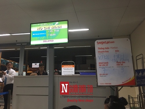 'Bát nháo' sân bay Đà Nẵng, hành khách ùn ứ ở 1 cửa ra máy bay - Ảnh 4