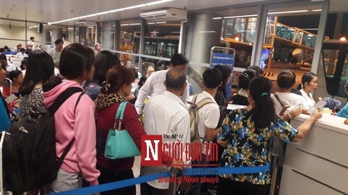 'Bát nháo' sân bay Đà Nẵng, hành khách ùn ứ ở 1 cửa ra máy bay - Ảnh 5