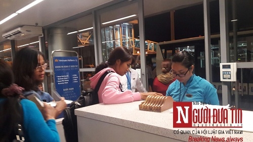 'Bát nháo' sân bay Đà Nẵng, hành khách ùn ứ ở 1 cửa ra máy bay - Ảnh 6