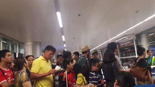 'Bát nháo' sân bay Đà Nẵng, hành khách ùn ứ ở 1 cửa ra máy bay - Ảnh 8