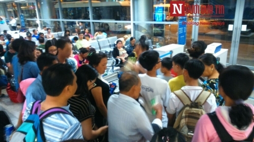 'Bát nháo' sân bay Đà Nẵng, hành khách ùn ứ ở 1 cửa ra máy bay - Ảnh 11