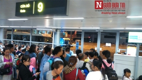 'Bát nháo' sân bay Đà Nẵng, hành khách ùn ứ ở 1 cửa ra máy bay - Ảnh 12