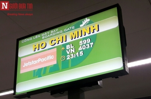 'Bát nháo' sân bay Đà Nẵng, hành khách ùn ứ ở 1 cửa ra máy bay - Ảnh 14