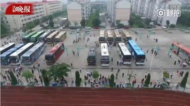 Choáng trước cảnh tượng hàng chục ngàn phụ huynh Trung Quốc tiễn con lên đường đi thi Đại học - Ảnh 4.