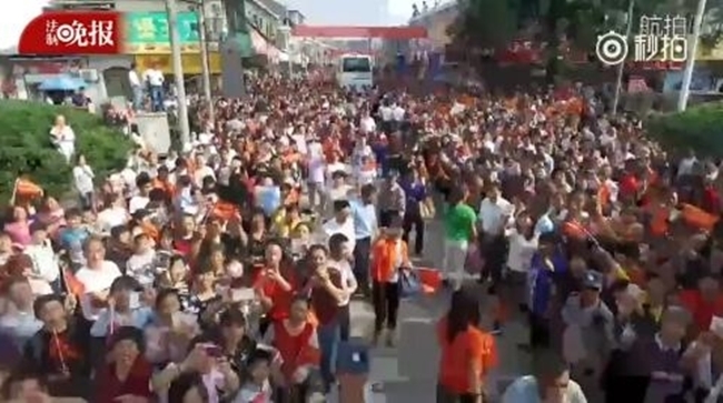 Choáng trước cảnh tượng hàng chục ngàn phụ huynh Trung Quốc tiễn con lên đường đi thi Đại học - Ảnh 9.
