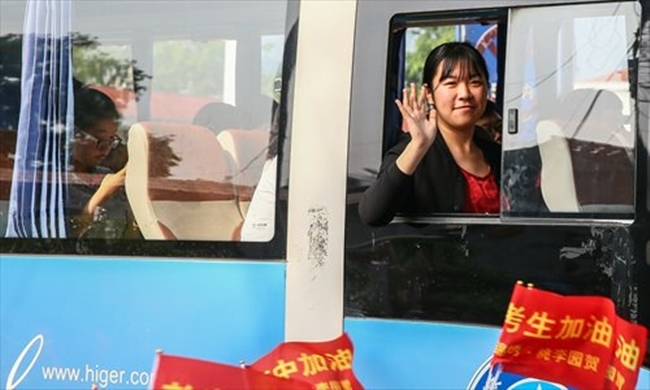 Choáng trước cảnh tượng hàng chục ngàn phụ huynh Trung Quốc tiễn con lên đường đi thi Đại học - Ảnh 19.