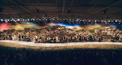 Toàn cảnh sàn catwalk show thời trang Countryside của Đỗ Mạnh Cường.