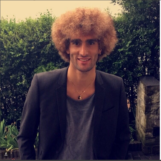 Fellaini nhuom toc vang hoe, hao hung khoe anh hinh anh 1