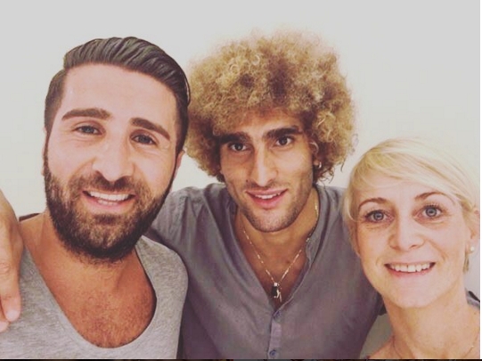 Fellaini nhuom toc vang hoe, hao hung khoe anh hinh anh 2