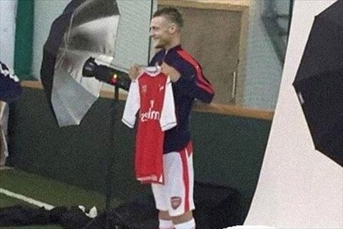 Lo ban hop dong va anh chup voi ao dau Arsenal cua Jamie Vardy hinh anh 2