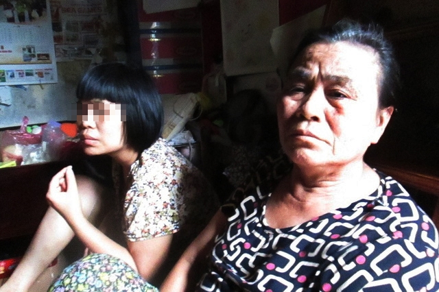 Bà Lưu và người con gái đầu lòng bị điên. Ảnh: Nông Thuyết