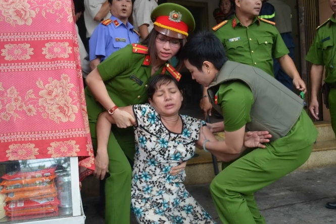 Phản đối cưỡng chế, 8 người cố thủ đổ xăng dọa thiêu  
