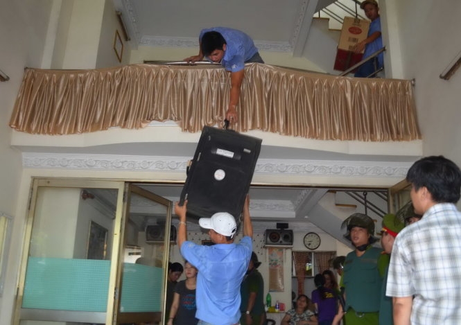 Phản đối cưỡng chế, 8 người cố thủ đổ xăng dọa thiêu  