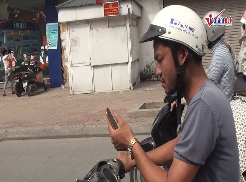 lái xe kiểu cảm tử, vừa lái xe vừa nghe điện thoại