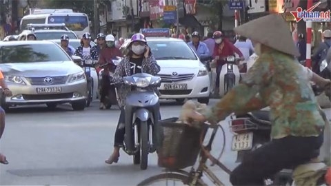 lái xe kiểu cảm tử, vừa lái xe vừa nghe điện thoại