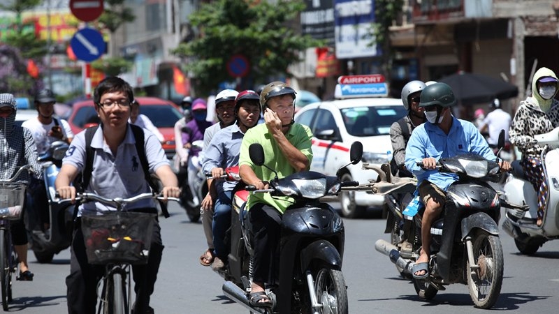 lái xe kiểu cảm tử, vừa lái xe vừa nghe điện thoại