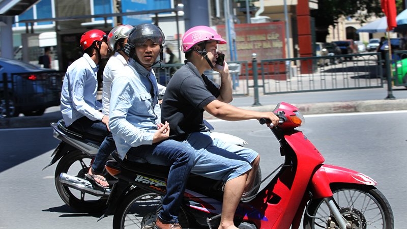 lái xe kiểu cảm tử, vừa lái xe vừa nghe điện thoại
