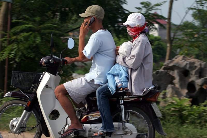 lái xe kiểu cảm tử, vừa lái xe vừa nghe điện thoại