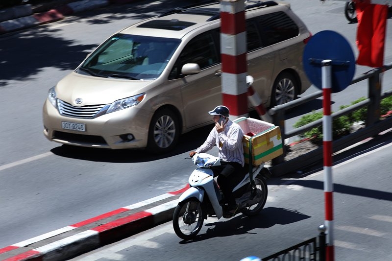 lái xe kiểu cảm tử, vừa lái xe vừa nghe điện thoại