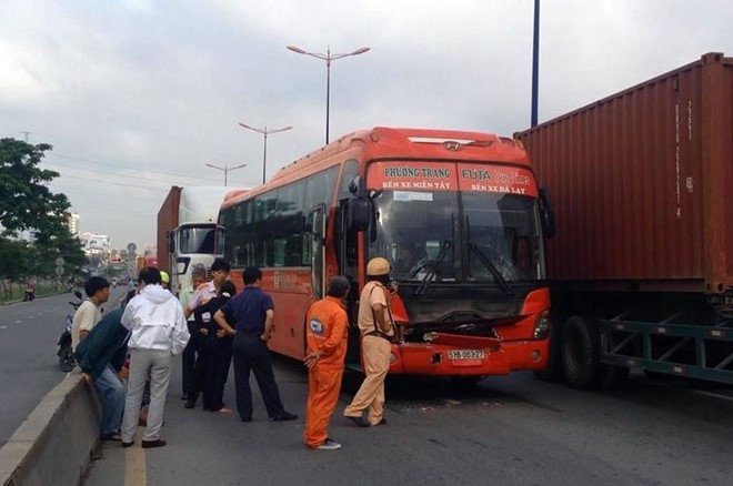 Xe container dam vao oto Phuong Trang, hanh khach hoang loan hinh anh 1