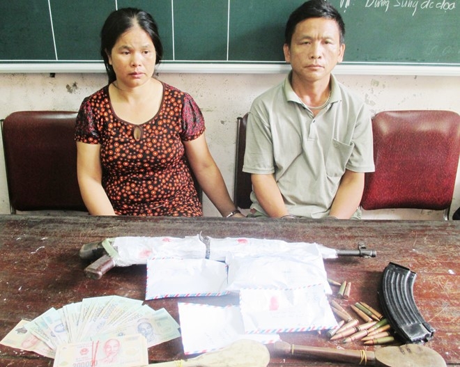 Doi nam nu mang theo sung AK di buon ma tuy hinh anh 1