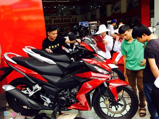 Honda Winner 150 doi gia gan 10 trieu trong ngay dau ban ra hinh anh 1