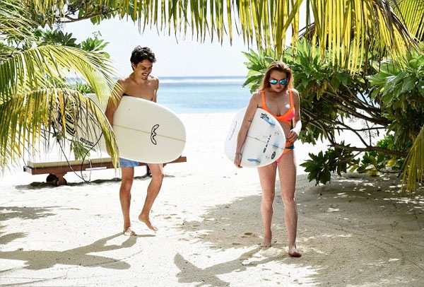 lindsay-lohan-khoe-dang-nong-bong-ben-vi-bo-trieu-phu-4