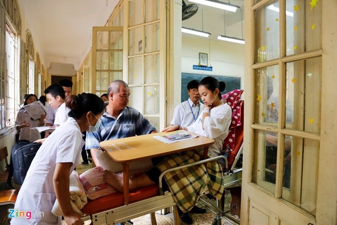 Ngoi tren giuong chuyen dung benh vien lam bai thi lop 10 hinh anh 2