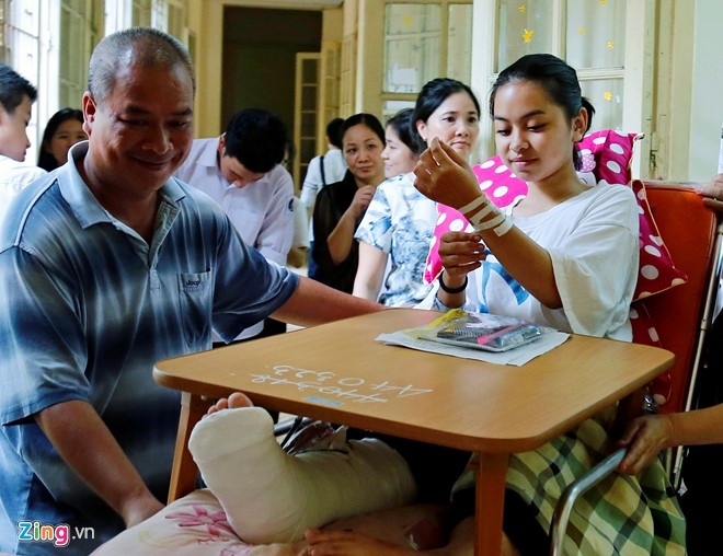 Ngoi tren giuong chuyen dung benh vien lam bai thi lop 10 hinh anh 4
