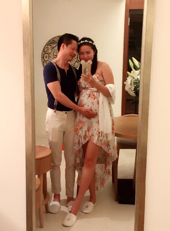 Hai vợ chồng cô thường xuyên chia sẻ hình ảnh tình cảm trên trang cá nhân 