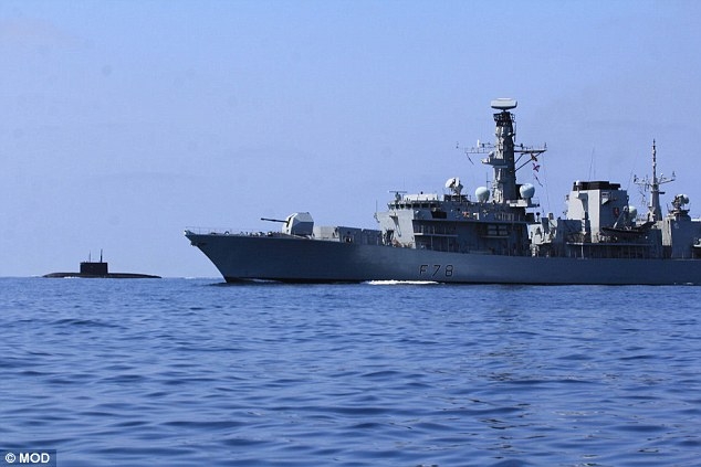 Tàu ngầm Stary Oskol của Nga (góc trái) bị tàu 23 HMS Kent của Anh chặn ở Biển Bắc (Ảnh: MOD)