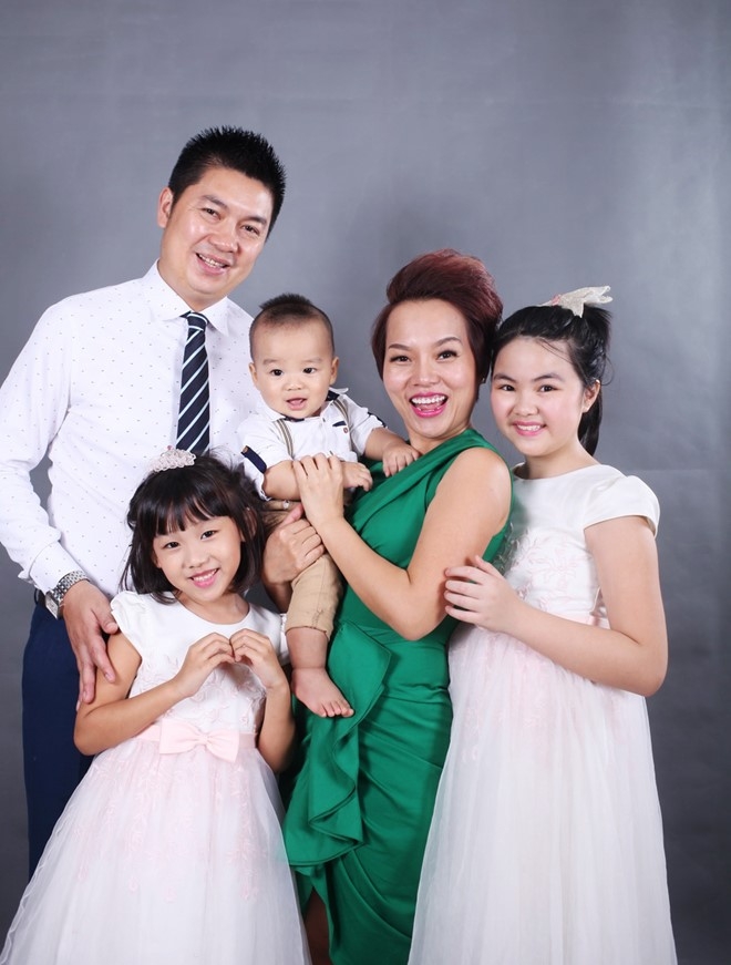 Thai Thuy Linh khoe con chung con rieng con chung ta hinh anh 2
