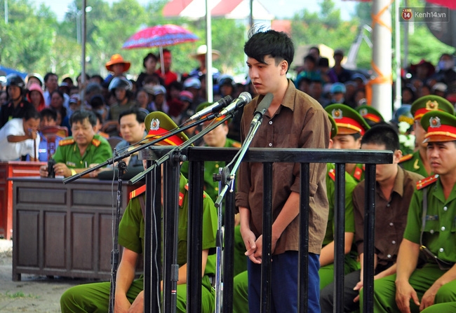 Vụ thảm sát ở Bình Phước: Nguyễn Hải Dương quỳ gối xin lỗi gia đình Vũ Văn Tiến - Ảnh 2. Vụ thảm sát ở Bình Phước: Nguyễn Hải Dương quỳ gối xin lỗi gia đình Vũ Văn Tiến - Ảnh 2.