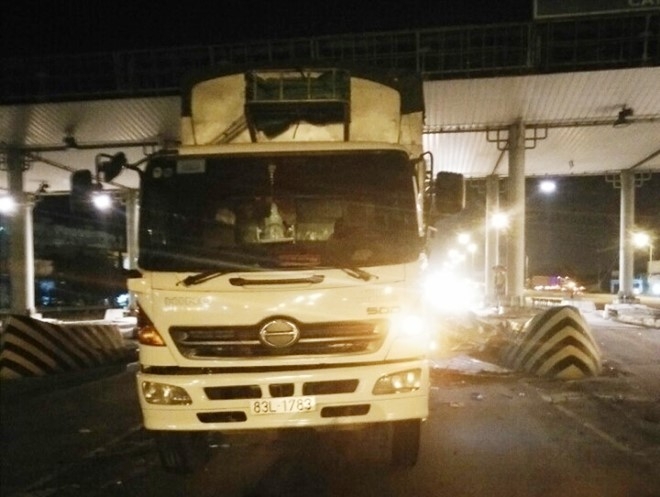 Xe tai mat thang, tuot doc tren cau Can Tho hinh anh 1