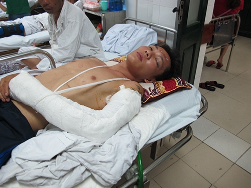 nhom-thanh-nien-lang-truy-sat-ca-gia-dinh-1