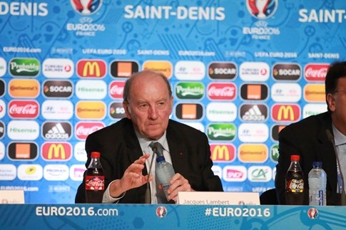 Euro 2016, không loại trừ tổ chức trận đấu không khán giả - ảnh 1