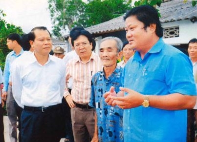 Ông Trần Hoàng Duyên (bìa phải), nguyên Bí thư Huyện ủy Phước Long