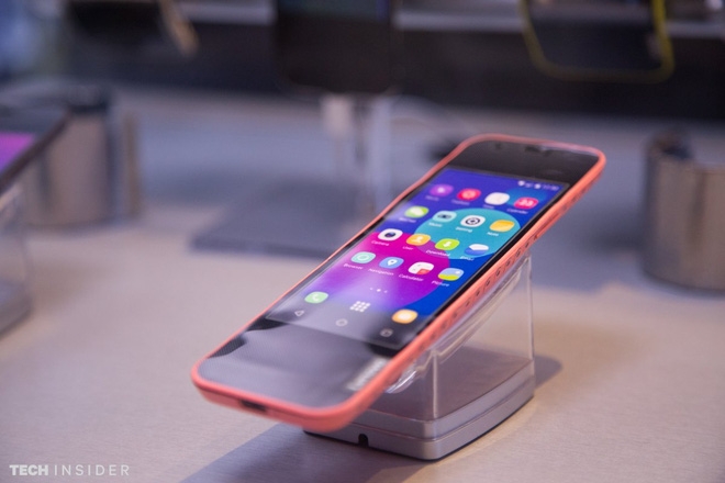  Đây là smartphone có thể uốn cong ở trạng thái bình thường 
