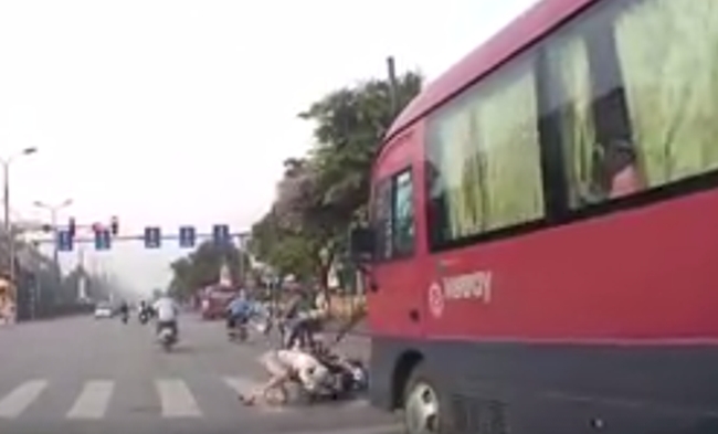Clip: Người phụ nữ dừng đèn đỏ bị xe khách phía sau hất tung lên trời - Ảnh 2.