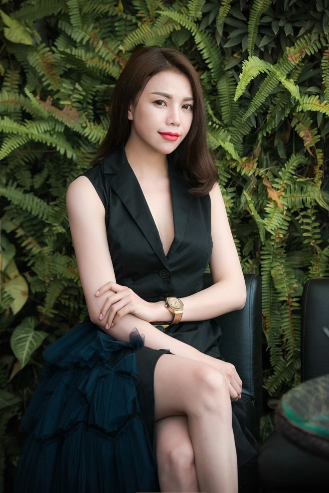 Tra Ngoc Hang huy hon voi nguoi tinh bon nam hinh anh 1