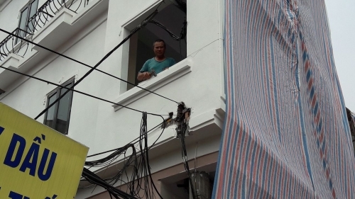 Vụ cột điện 'mọc' xuyên nhà dân: Chủ tịch phường lên tiếng - Ảnh 2