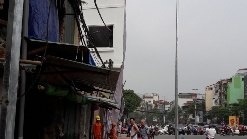 Vụ cột điện 'mọc' xuyên nhà dân: Chủ tịch phường lên tiếng - Ảnh 3