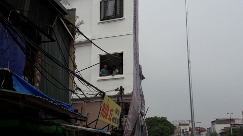 Vụ cột điện 'mọc' xuyên nhà dân: Chủ tịch phường lên tiếng - Ảnh 5