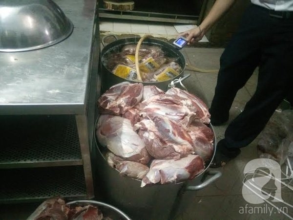 gà triệu đô, đại gia chơi sang, đại gia việt, chim cảnh, cây cảnh, chuyện khó tin của đại gia việt, sữa bò cho để tắm, bia hơi, bia cỏ, vẹt Nam Mỹ, gà thần kê