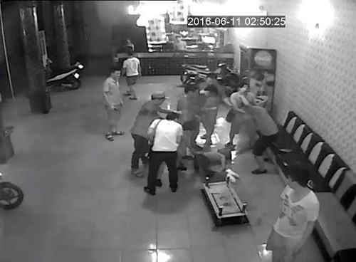 Côn đồ quậy phá, đánh bầm dập chủ quán karaoke - ảnh 1