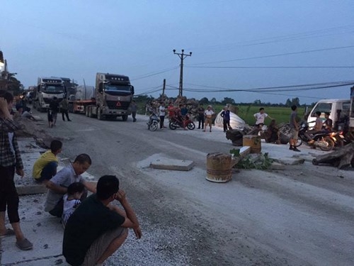 Hai Duong: Hang tram nguoi dan lai chan quoc lo, un tac nghiem trong
