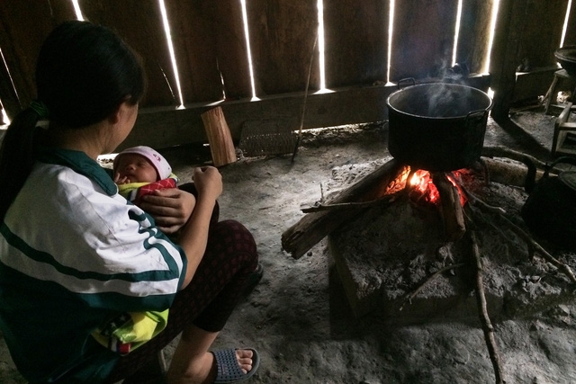 Tảo hôn, kết hôn cận huyết thống hay sinh con đông vẫn là những vấn nạn không nhỏ tại các vùng sâu, vùng xa. Ảnh: N.Mai