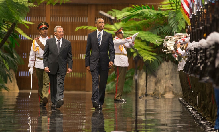 Tổng thống Mỹ Barack Obama (phải) và Chủ tịch Cuba Raul Castro trong chuyến thăm của ông Obama tới Cuba hồi tháng 3 (Ảnh: New York Times)